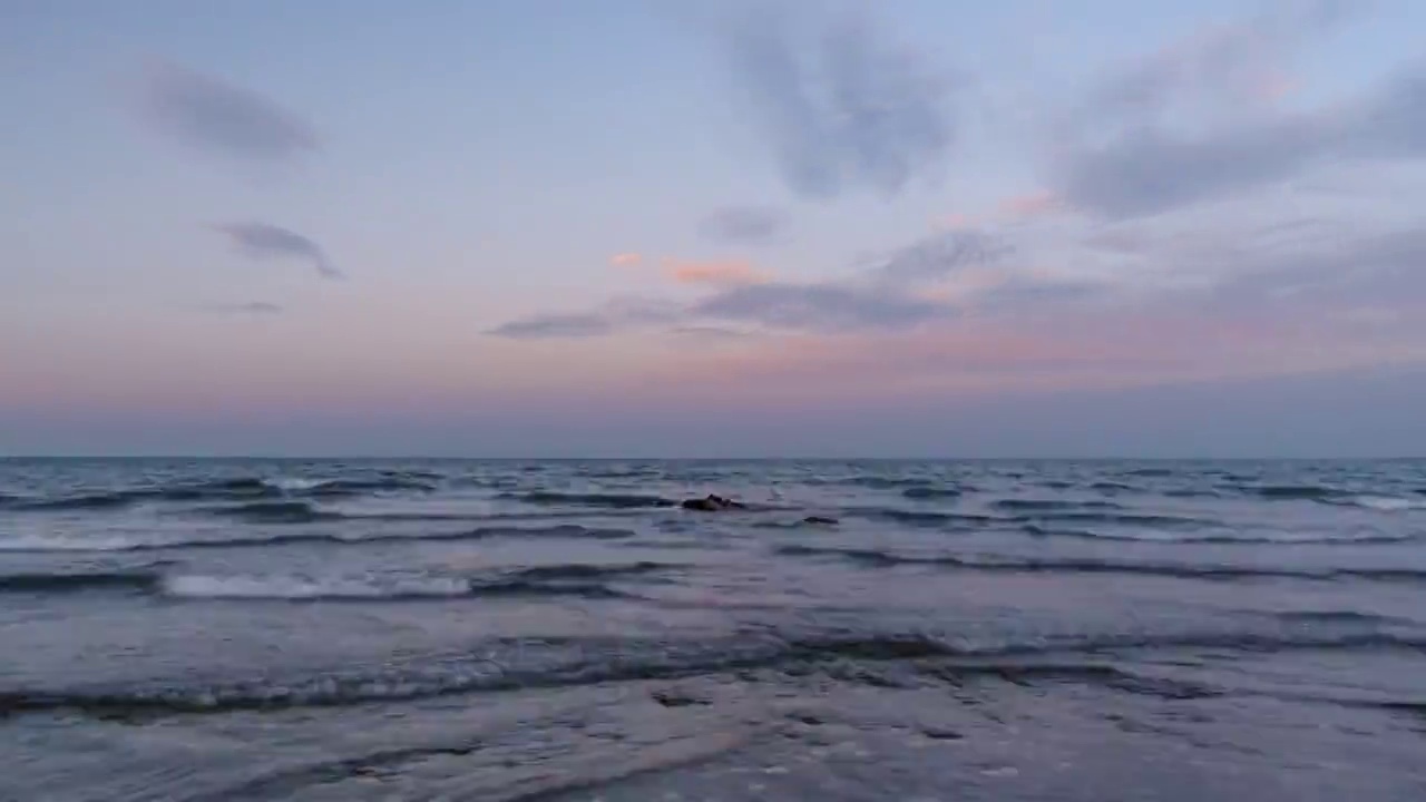 中国青海湖夕阳晚霞风光延时摄影视频素材