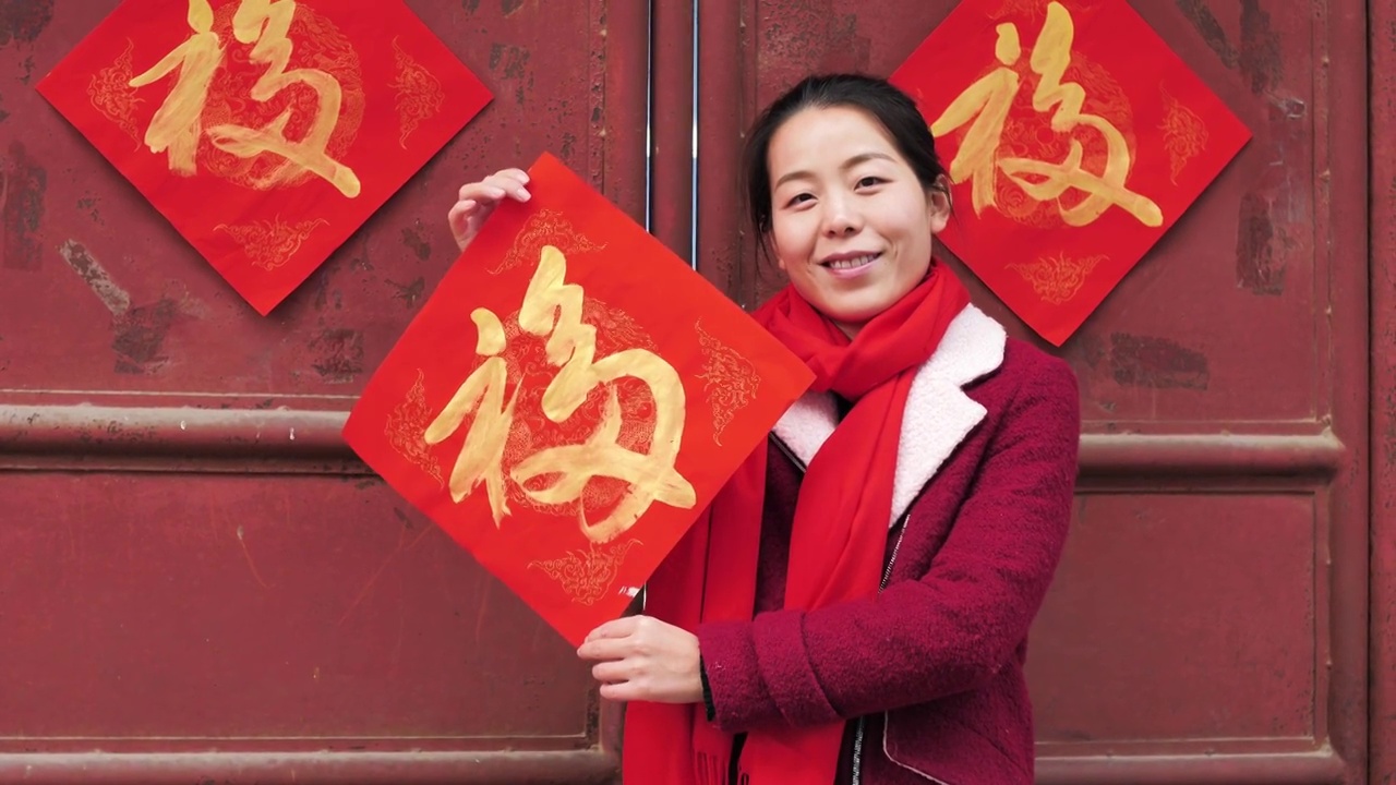 亚洲中国人女性女人过年拿福字红包拜年欢度中国年新春视频下载
