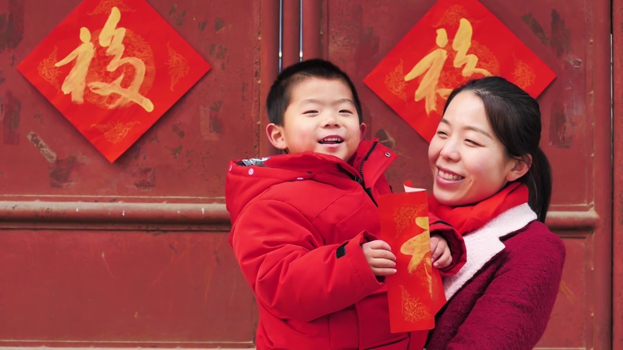 亚洲中国人母子过年拿福字红包拜年欢度中国年新春视频下载