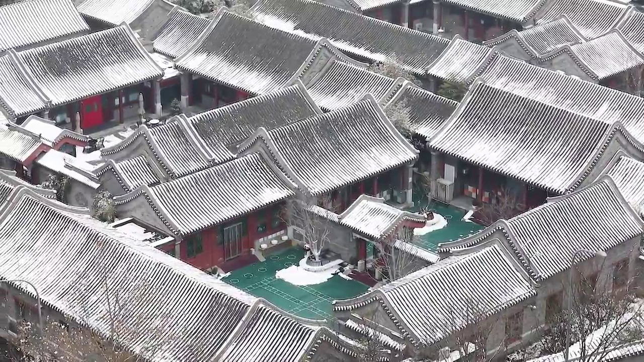 北京俯拍雪后四合院视频素材