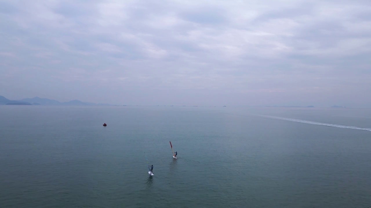 大海上帆板运动比赛的运动员视频素材