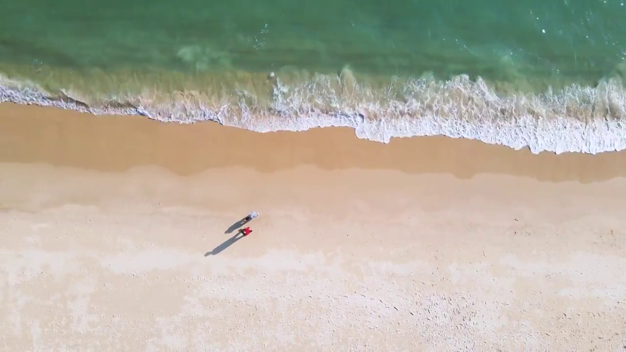 海边沙滩度假漫步的人视频素材