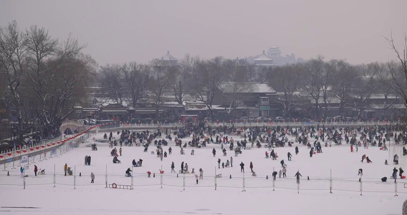 冬天的后海冰面上玩耍的人群视频素材