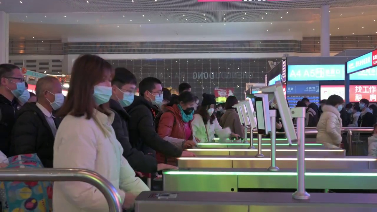 成都东站火车站春运回家的旅客排队刷脸和刷身份证进入检票口视频下载