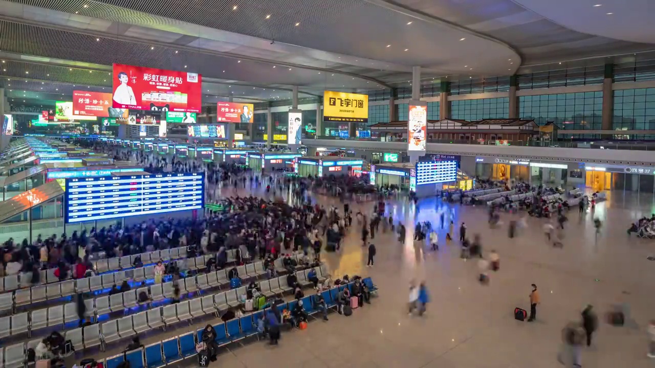 成都东站火车站春运期间候车大厅等待进站的旅客人流高视角延时视频视频素材