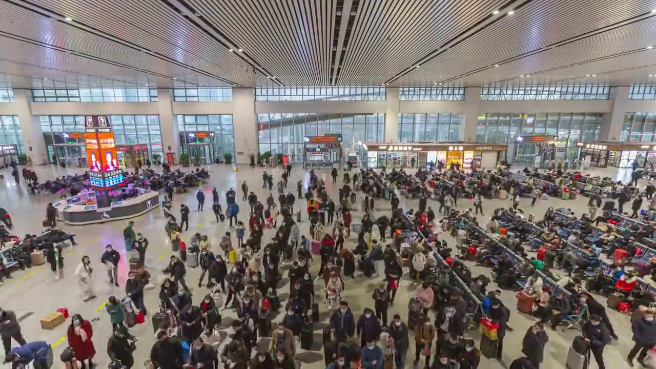 2022年春运期间江苏省无锡市火车站旅客回家情景视频素材