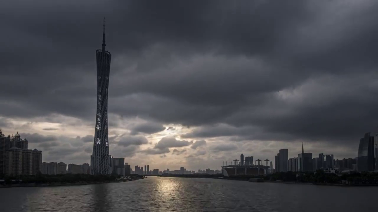 傍晚暴风雨来临前的广州塔与珠江视频素材