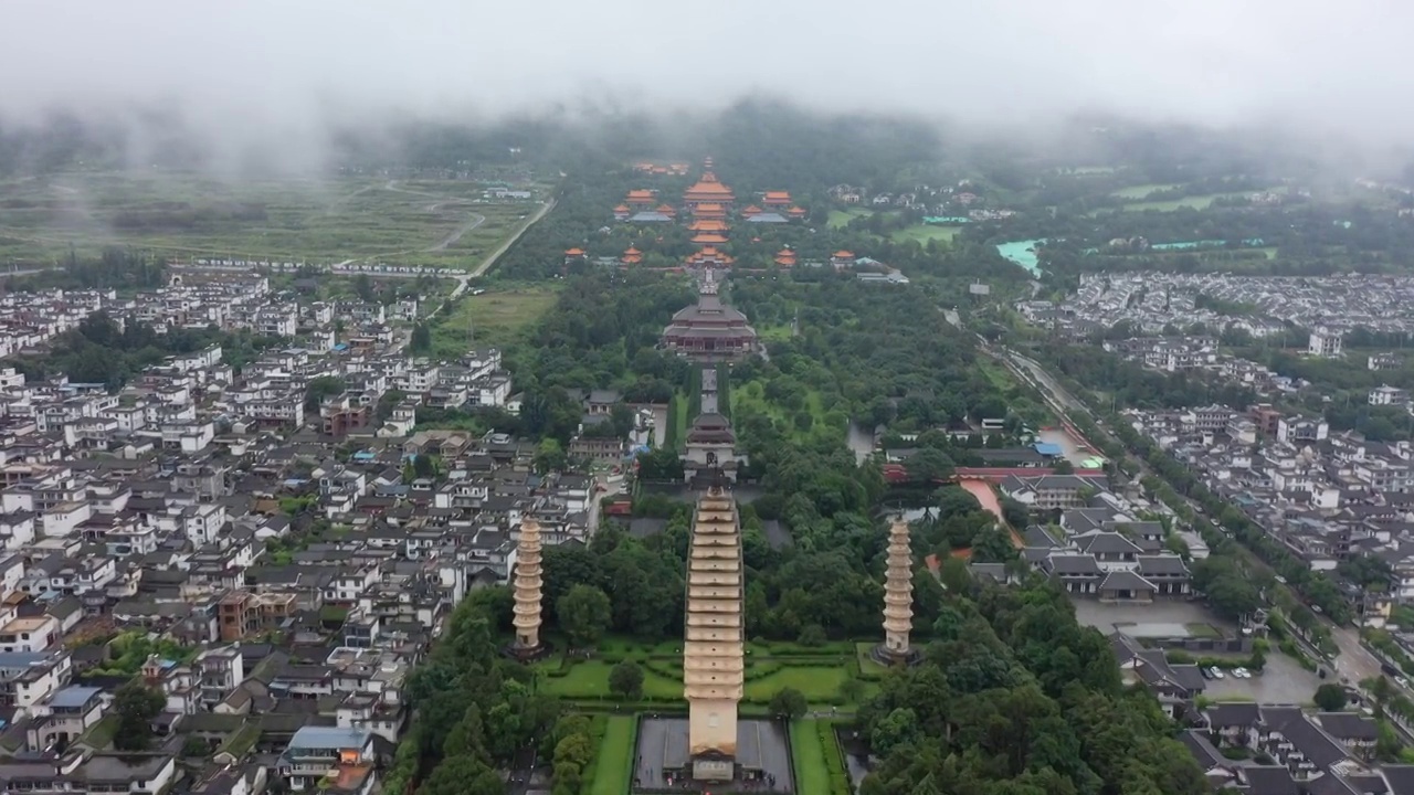 雨中多云天气的云南大理三塔寺视频素材
