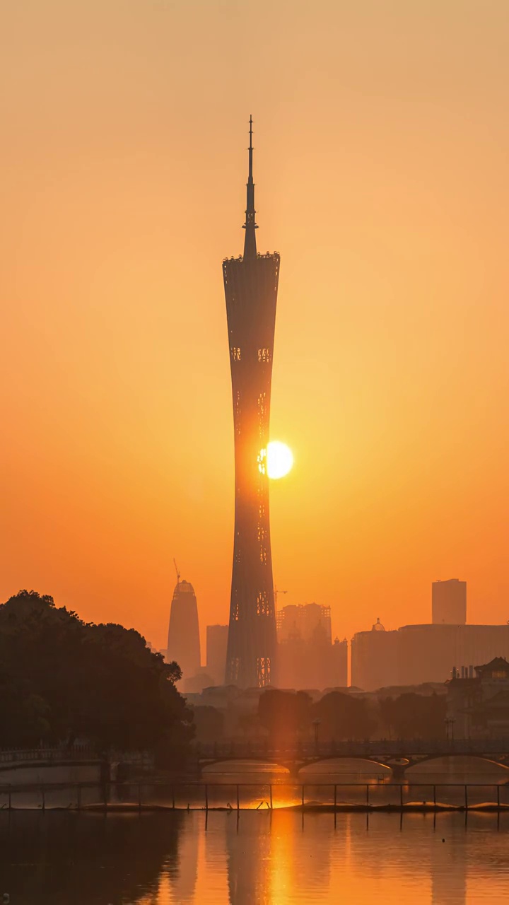 早晨的太阳穿过广州塔升起视频下载