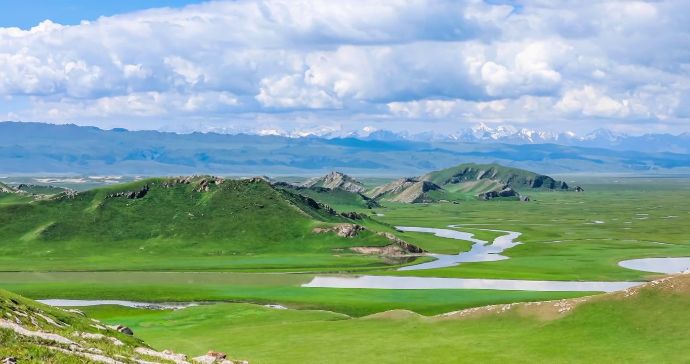 中国新疆巴音布鲁克草原九曲十八弯自然风光视频素材