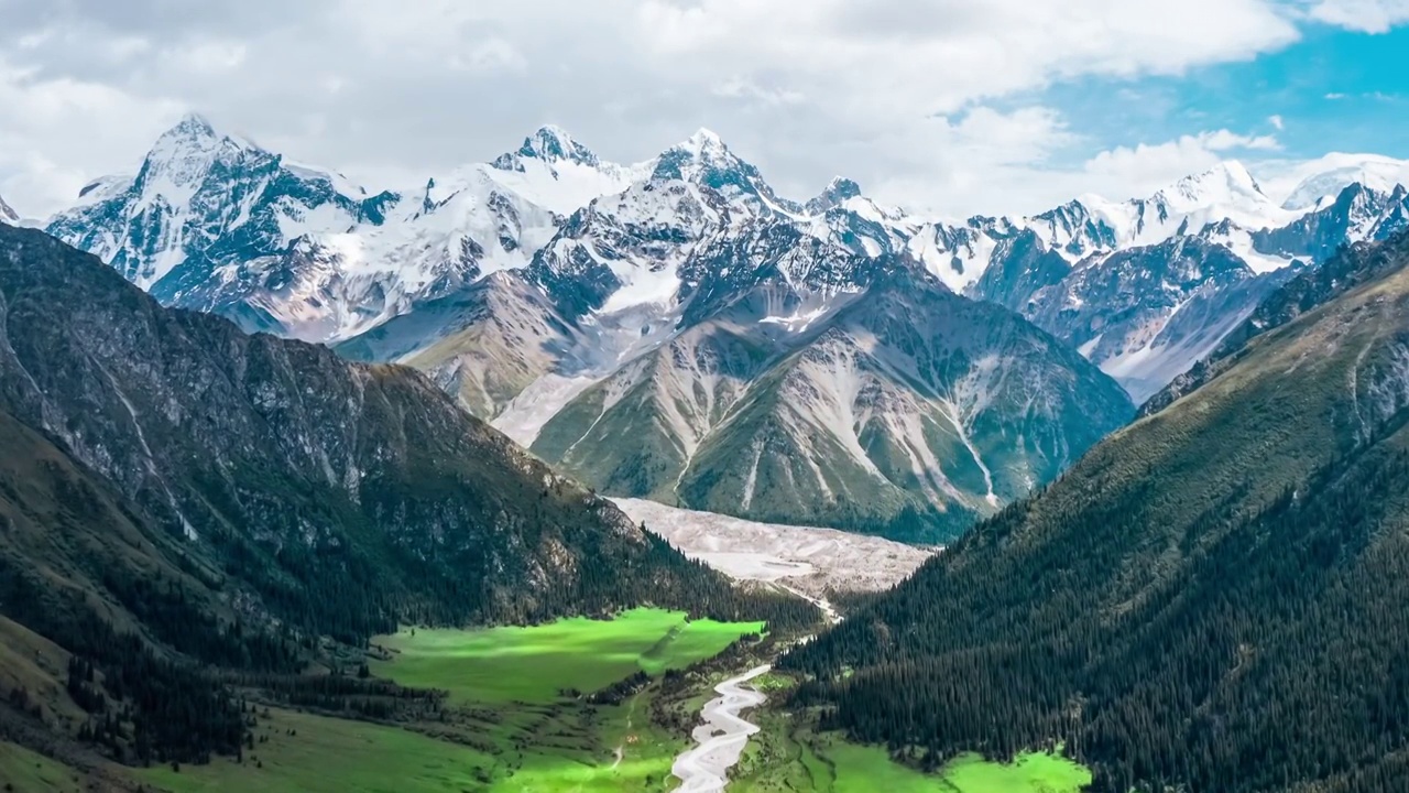 航拍中国新疆绿色的草原和天山山脉风光视频下载