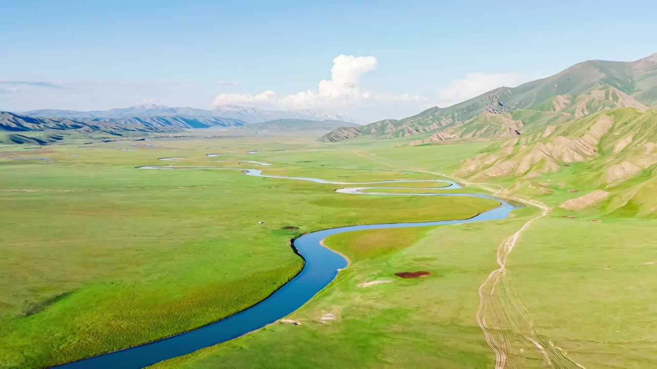 航拍中国新疆巴音布鲁克草原河流和山脉风光视频素材