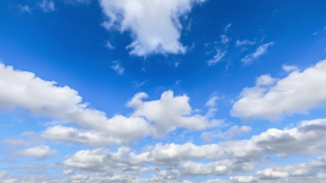 夏季天空中快速移动的云层延时摄影视频下载