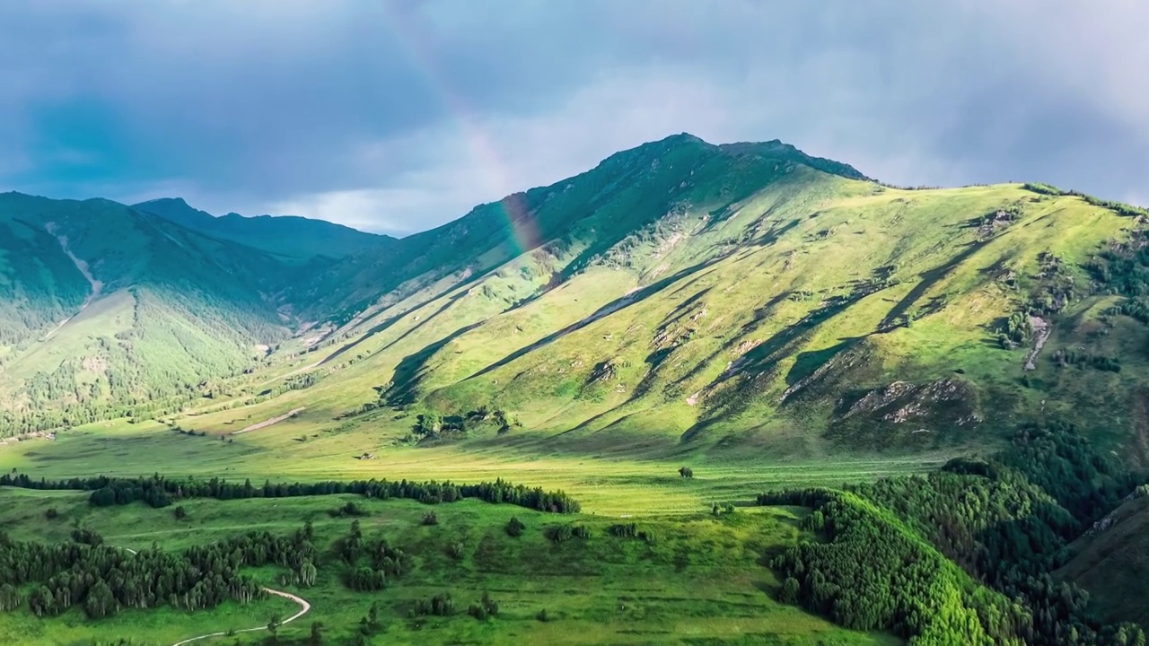 中国新疆喀纳斯景区山和天空彩虹自然景观航拍视频购买