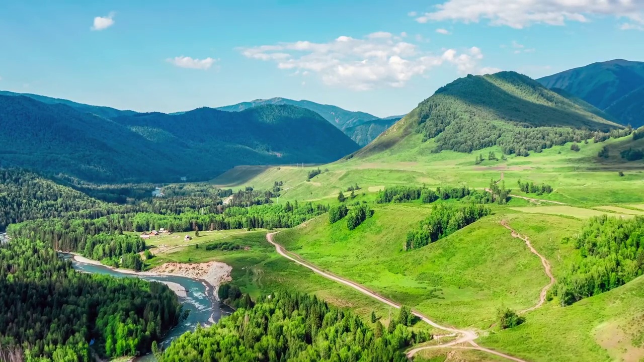 中国新疆喀纳斯景区山和绿色的草原自然风光航拍视频下载