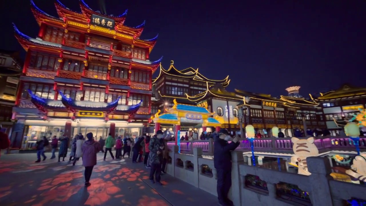 2022年春节假期期间的豫园商城游客赏灯摇镜头视频购买