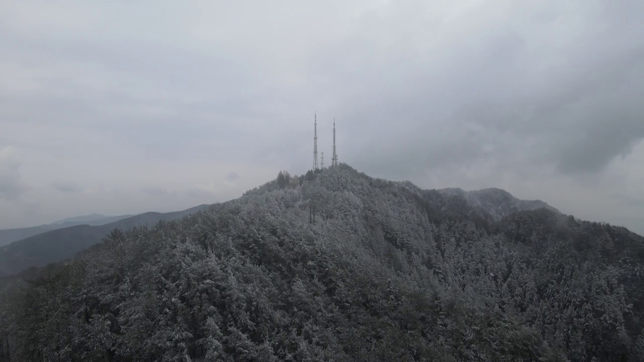 4K航拍雪山，雪景，大山，森林公园，云景，平流雾视频下载