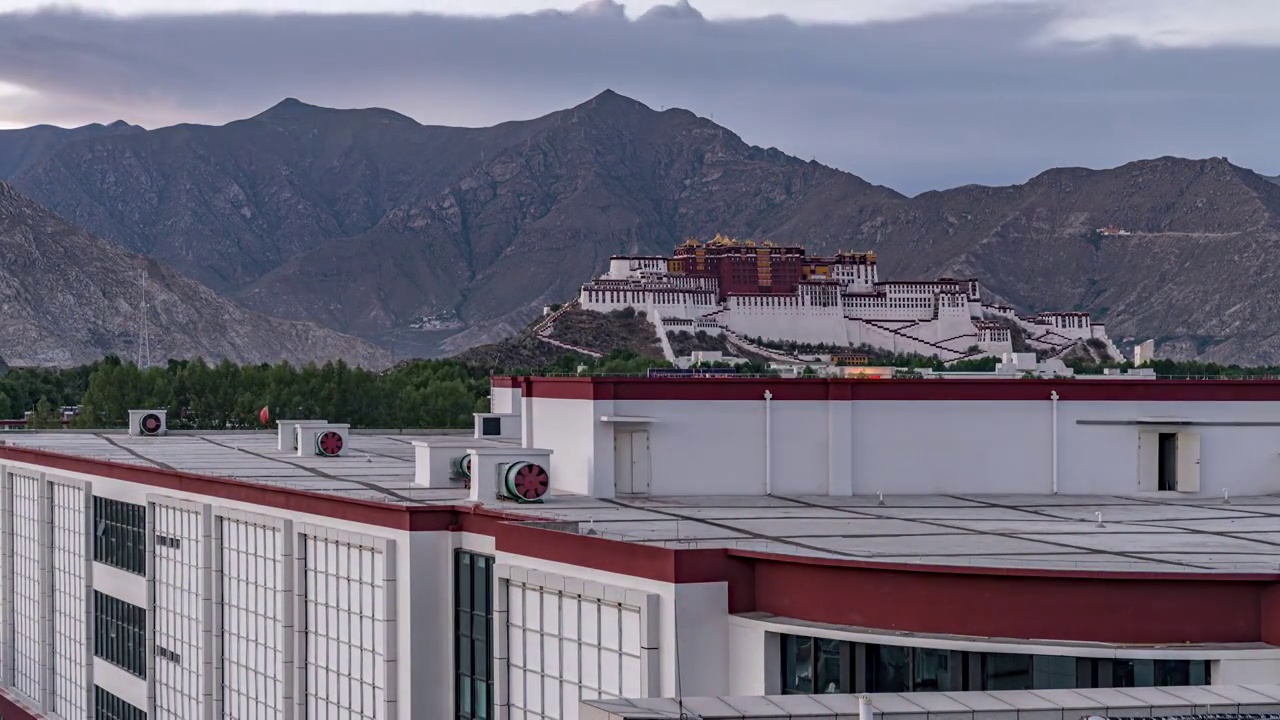 布达拉宫日转夜 日落 西藏拉萨视频素材
