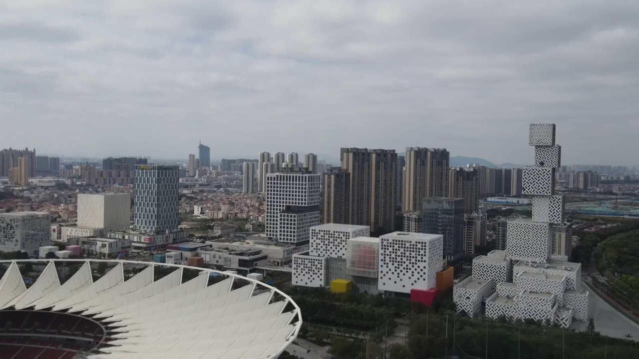 中国佛山世纪莲体育中心和佛山坊塔城市天际线航拍视频素材