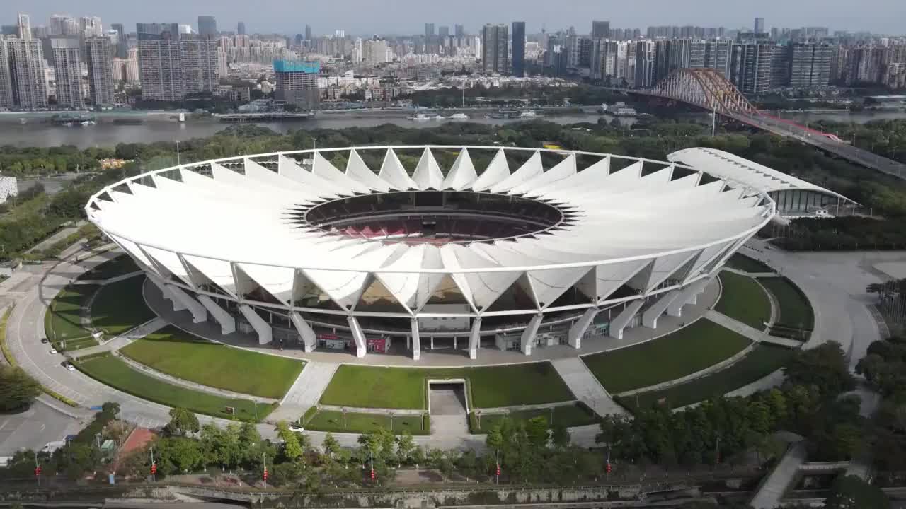 中国佛山世纪莲体育中心和佛山坊塔城市天际线航拍视频素材