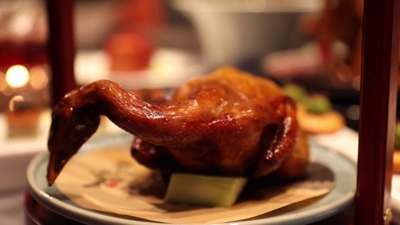 中国年夜饭北京烤鸭美食（选编）视频素材
