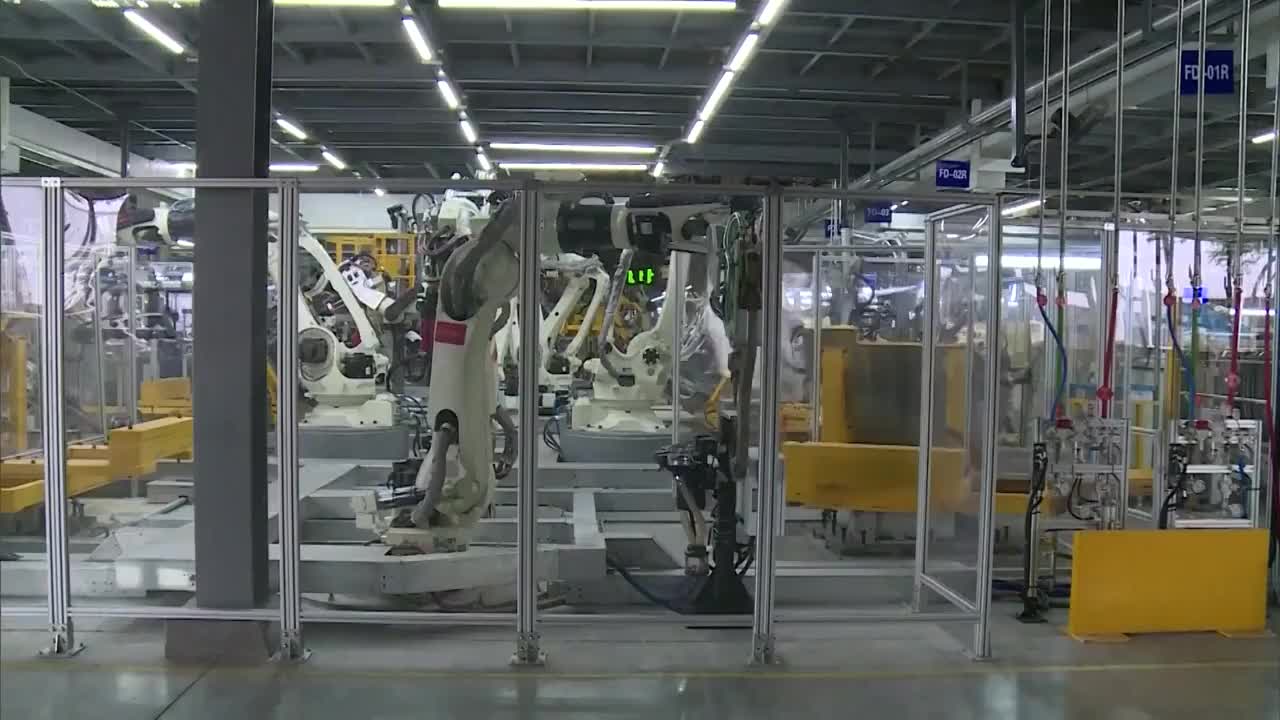 中国工厂内部机械臂自动化高科技流水线（选编）视频素材