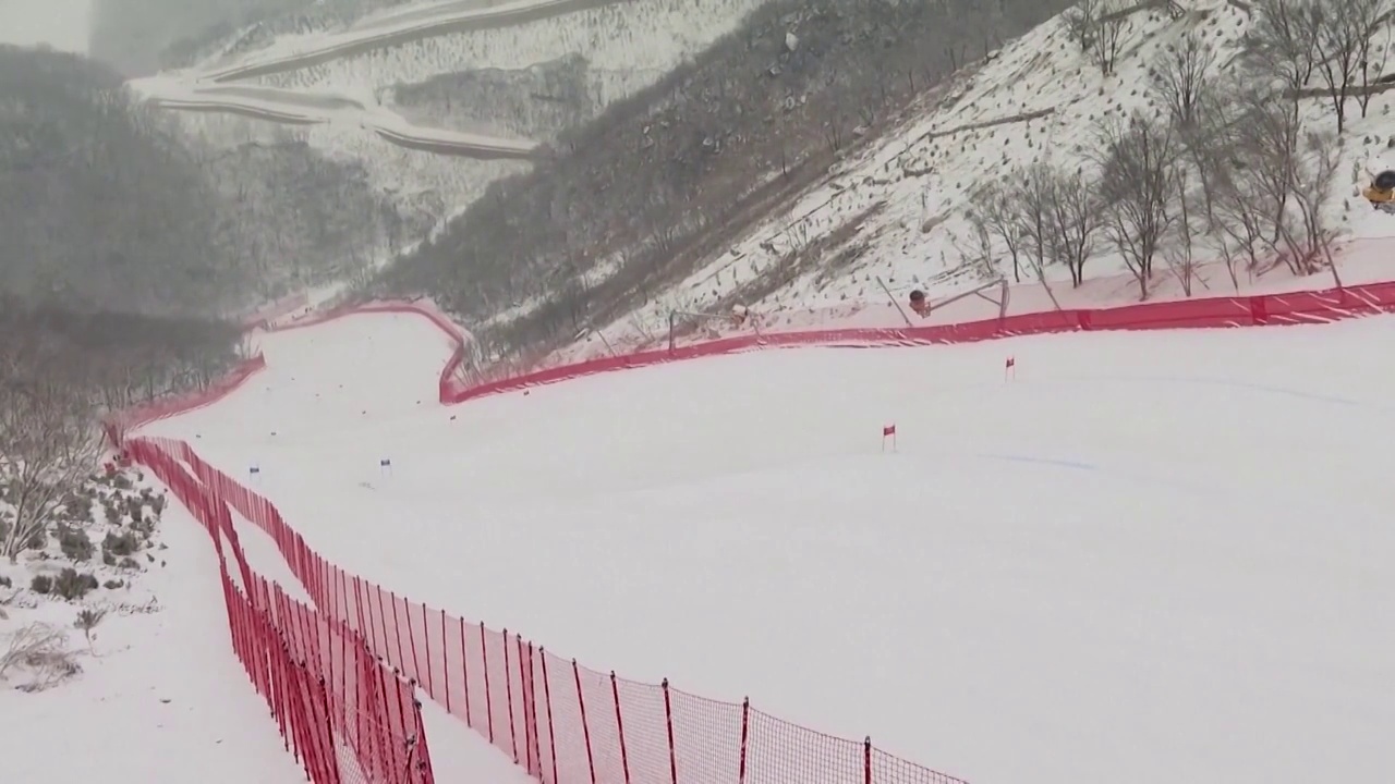 北京冬奥会滑雪场男子双板滑雪（选编）视频素材