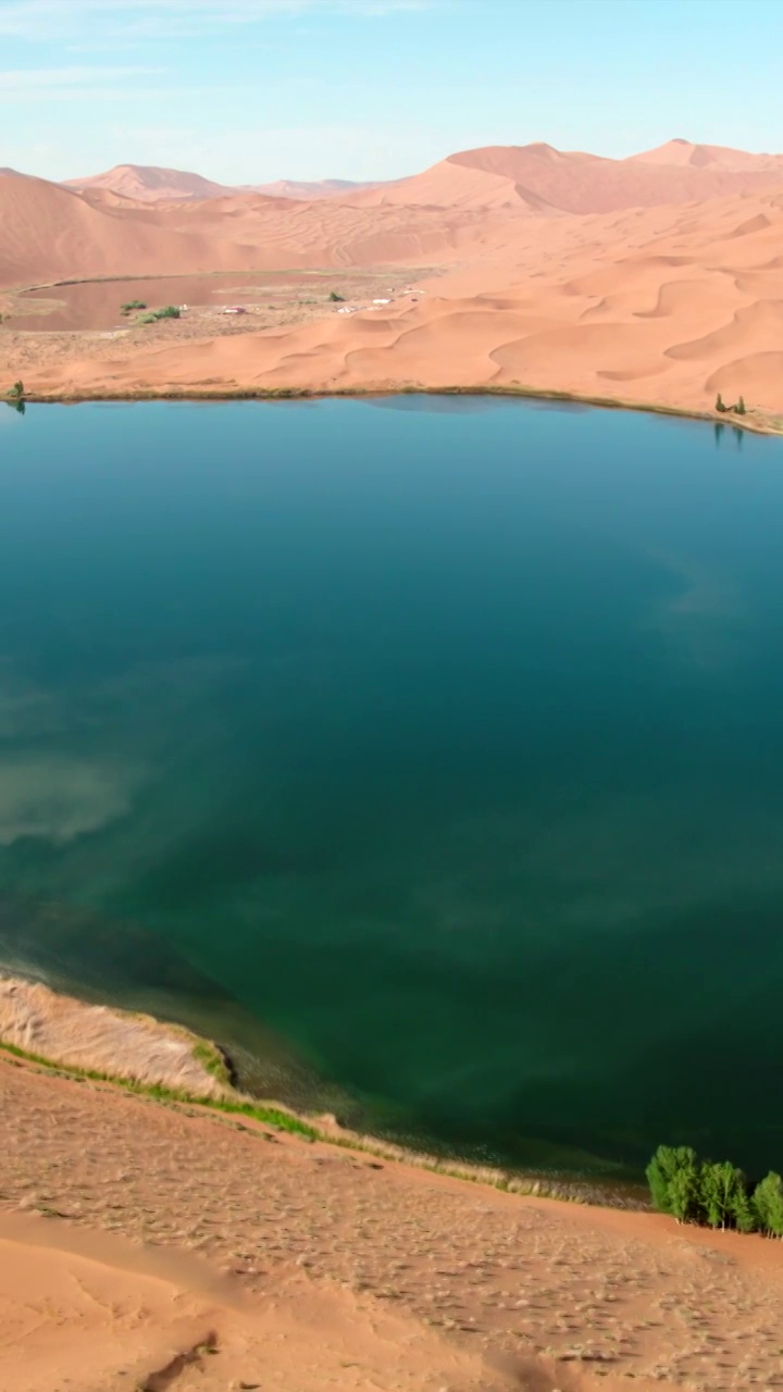 中国西部内蒙古阿拉善巴丹吉林沙漠里的盐湖湖泊视频素材