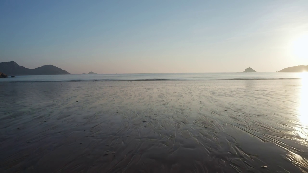 前进运镜航拍退潮后的沙滩海滩视频素材
