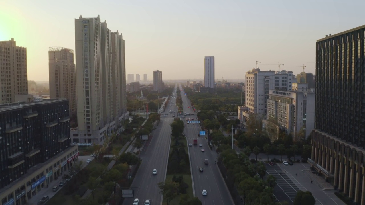 沿着主干道向前运镜直飞航拍黄昏时分的金华婺城区新城区视频素材