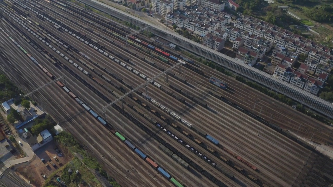 航拍停满大量货运火车的火车站视频素材