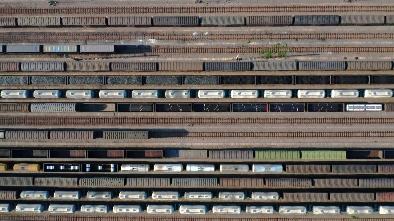 水平画幅横向移动正扣视角航拍货运列车站铁路轨道视频视频素材