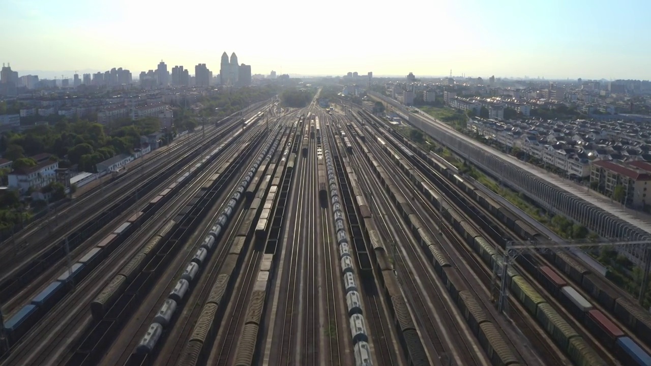 水平画幅向前飞行斜45度视角航拍货运列车站铁路轨道视频视频素材