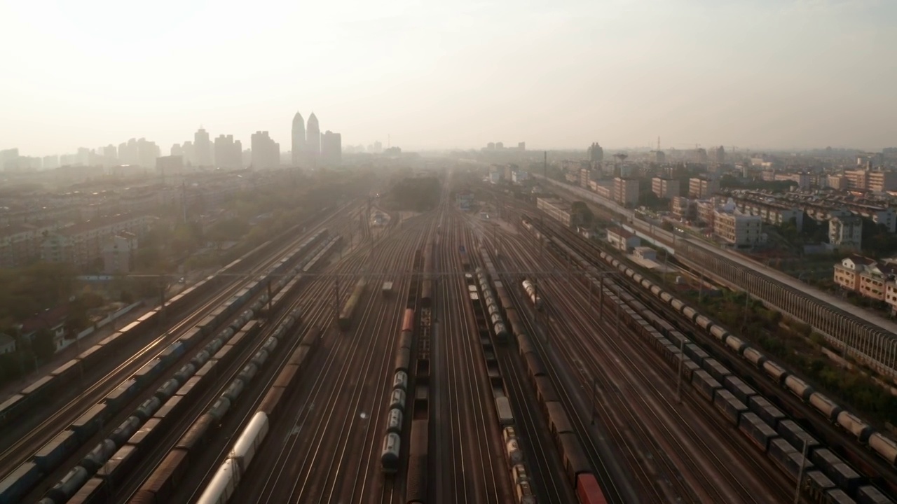 水平画幅向前飞行斜45度视角航拍货运列车站铁路轨道视频视频素材