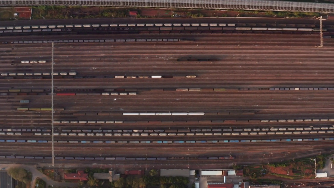 水平画幅横向移动正扣视角航拍货运列车站铁路轨道视频视频素材