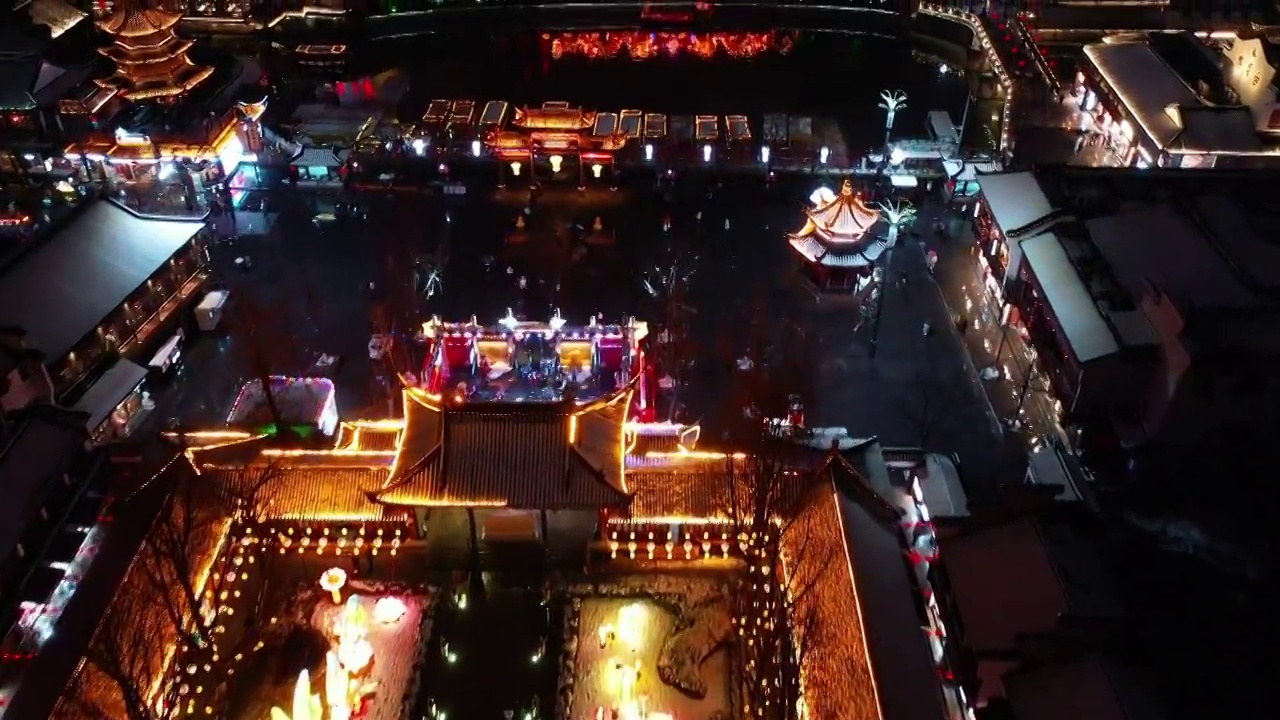 冬季大雪中的南京夫子庙秦淮河的夜景雪景航拍风光视频素材