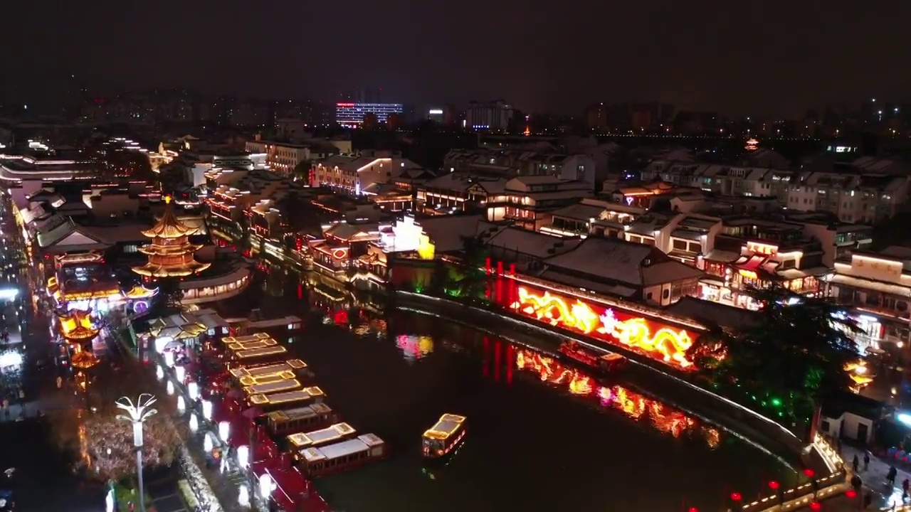 风雪中的南京夫子庙秦淮河夜景雪景，观光船风光视频下载