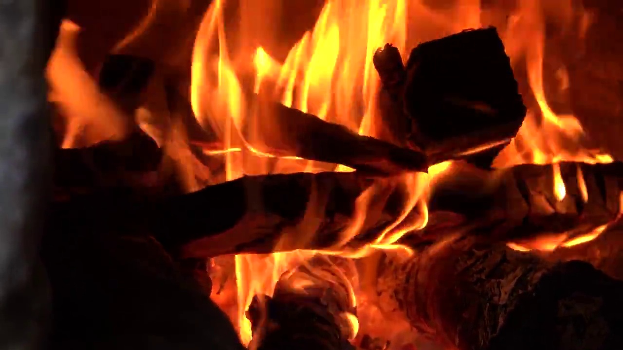 灶中烧柴木的旺火视频下载