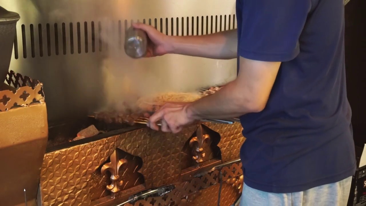 烧烤中的烤羊肉串视频素材