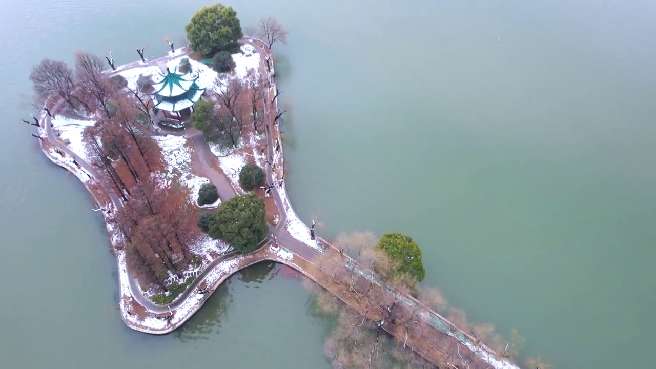 航拍武汉东湖雪景视频下载