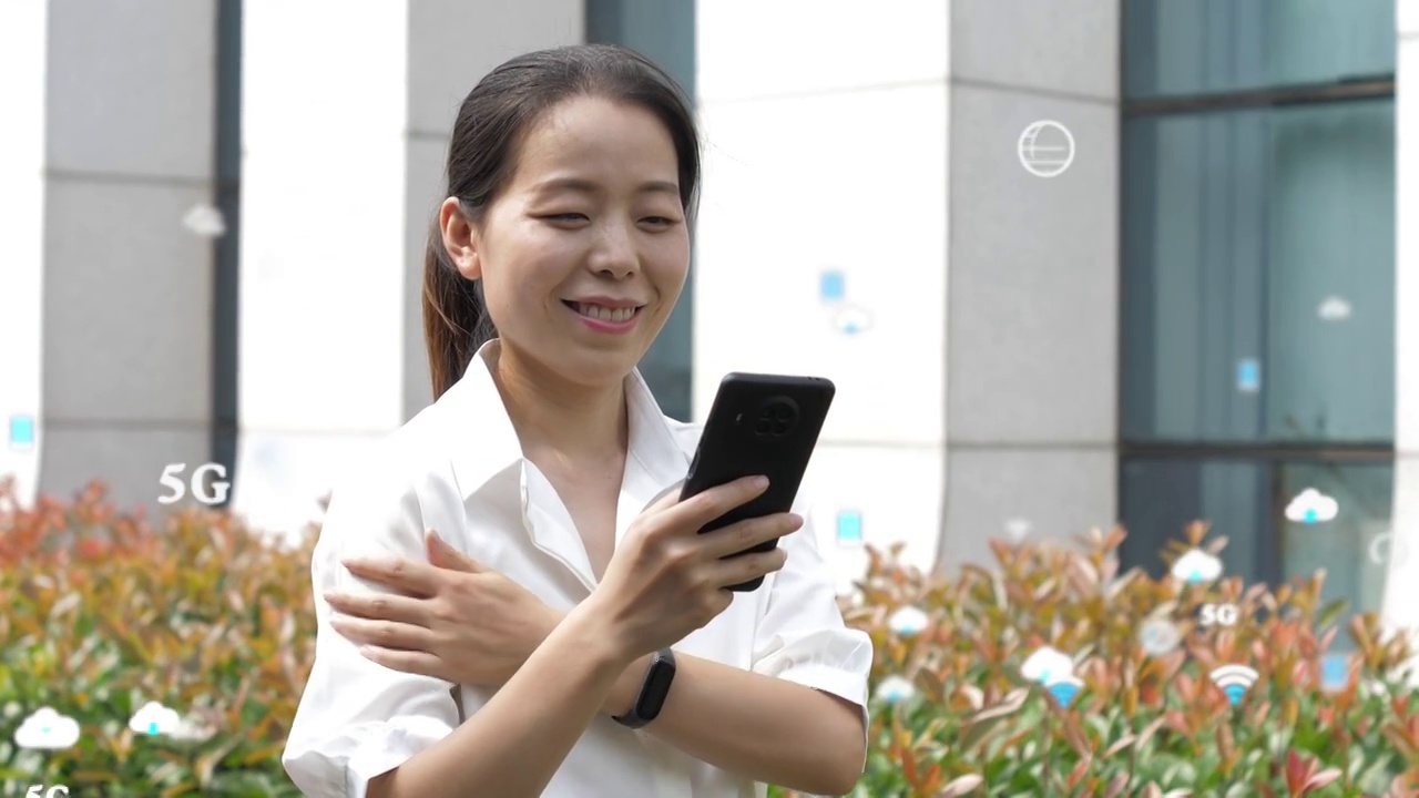 亚洲东方中国女性户外办公打电话玩手机视频购买