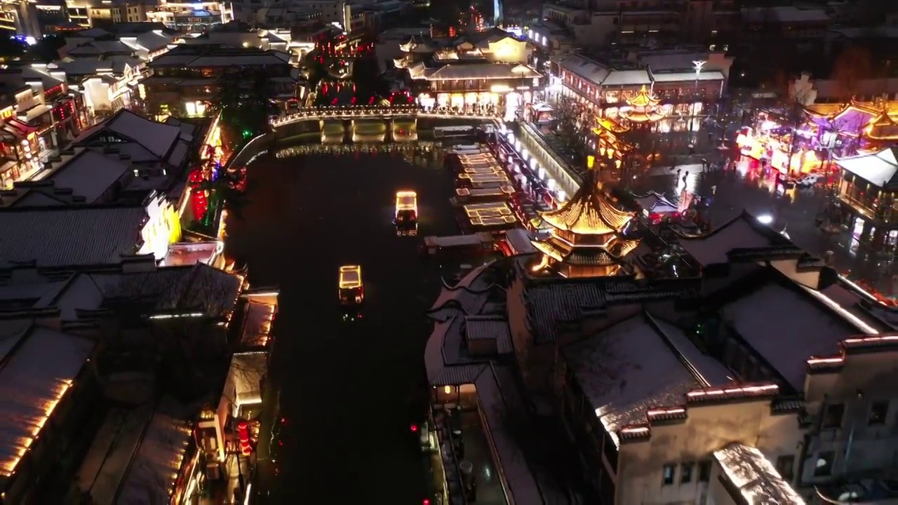 风雪中的南京夫子庙秦淮河风光带的夜景雪景航拍风光视频下载