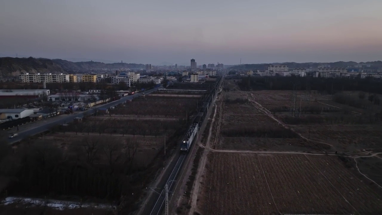 航拍黄昏中的货运列车视频素材