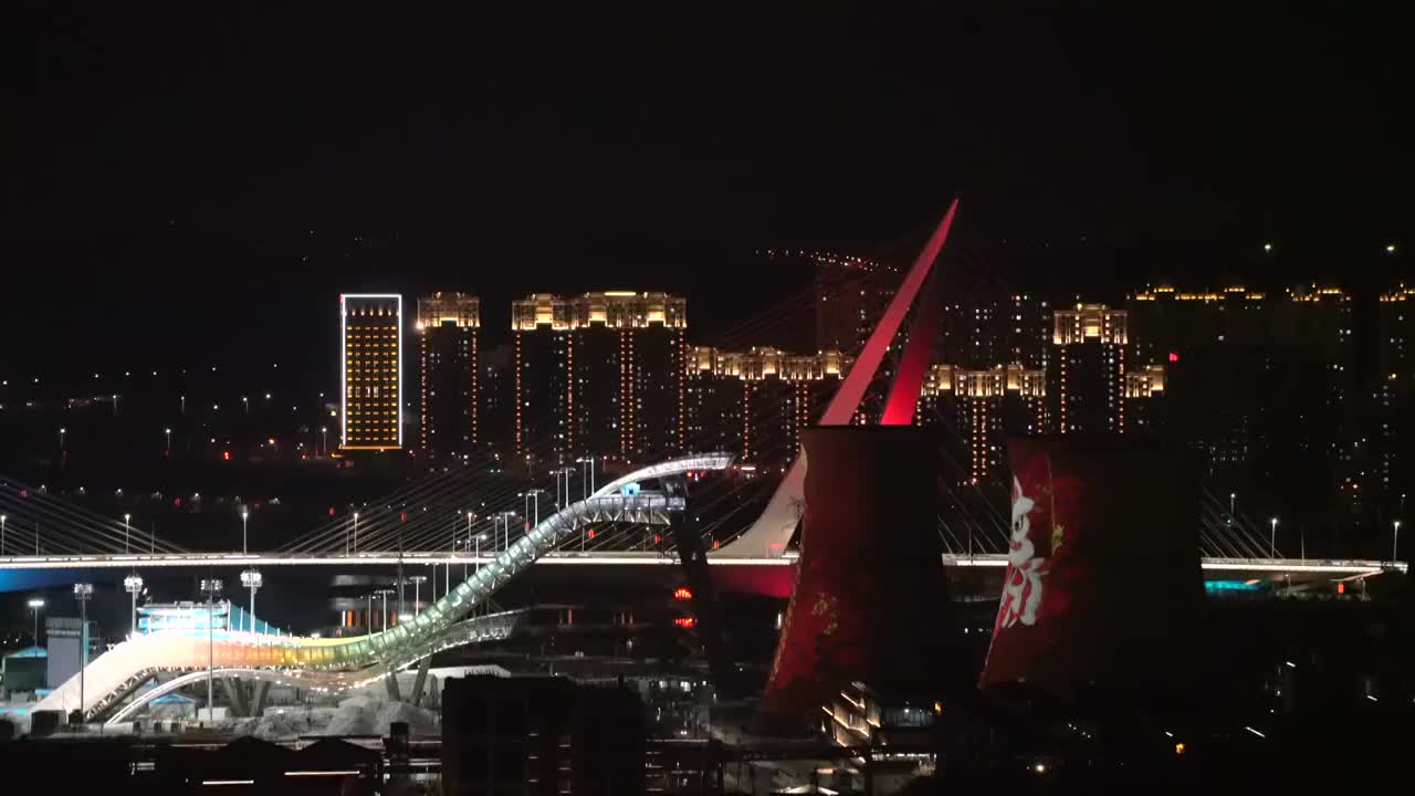 高角度拍摄北京首钢园滑雪大跳台夜景灯光秀视频素材