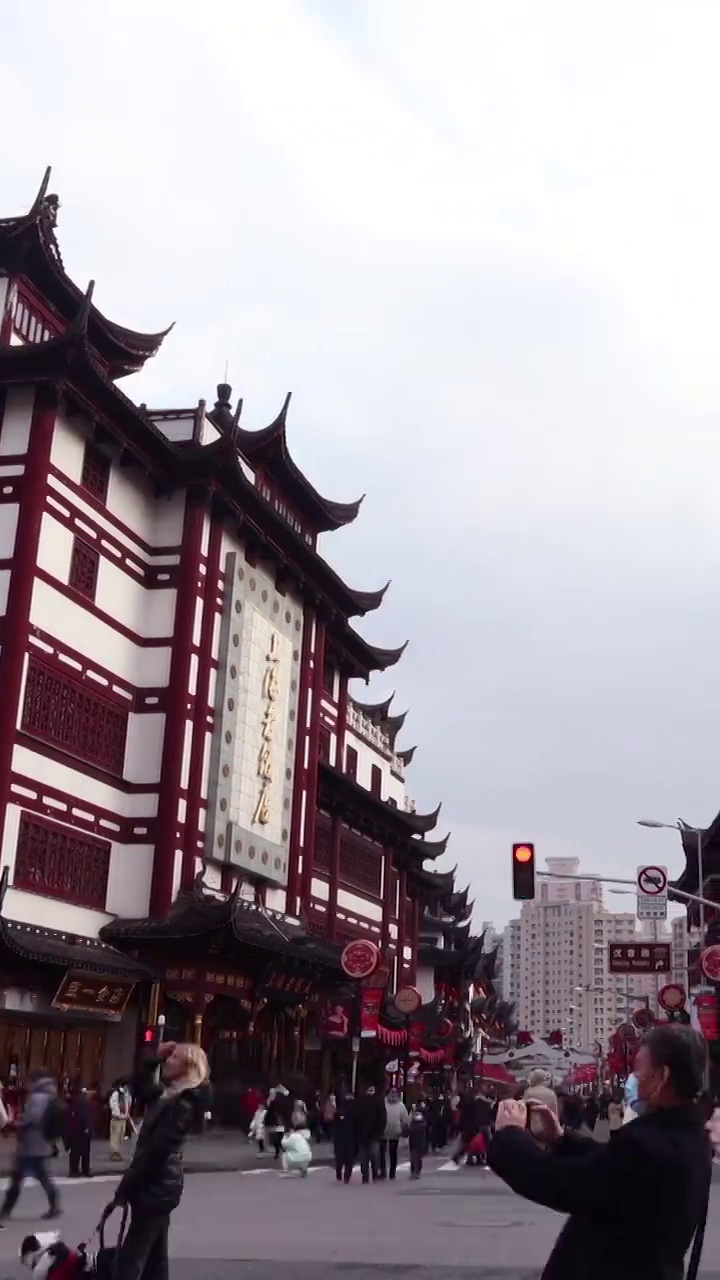 虎年春节上海豫园街道人流延时视频素材