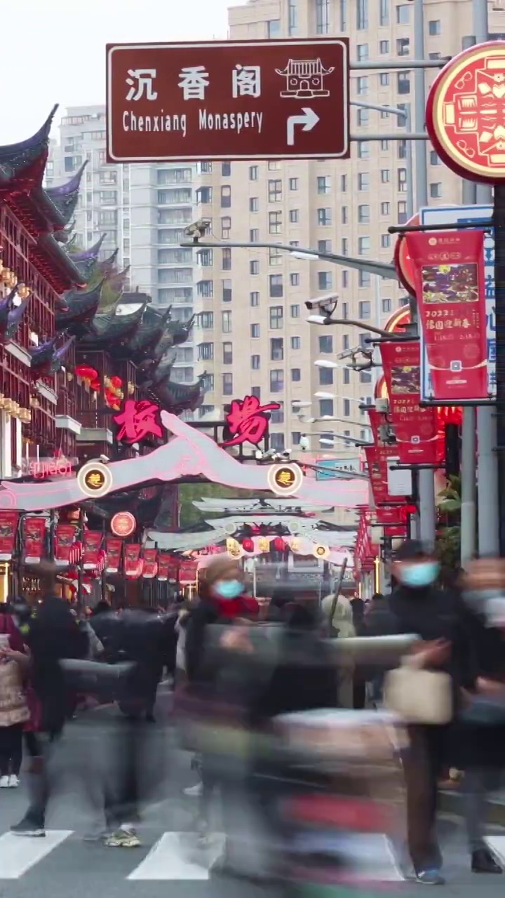 虎年春节上海豫园街道人流延时视频素材