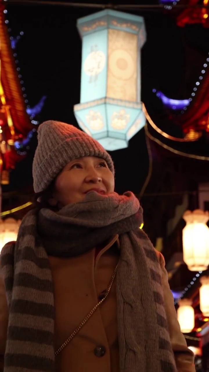 夜晚在上海豫园观赏灯会的女人视频素材