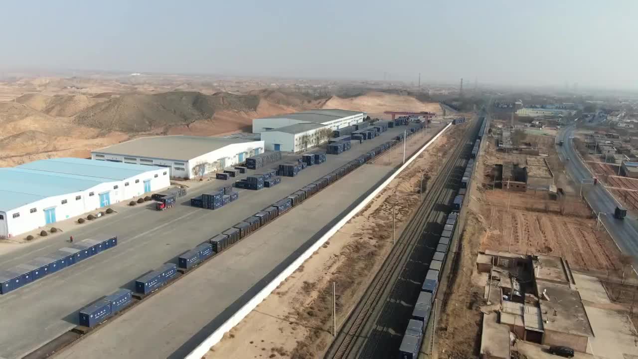 航拍包兰铁路集装箱运输列车视频素材