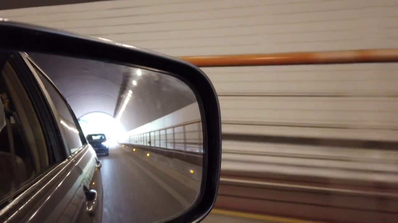 行驶在高速公路中的隧道视频下载