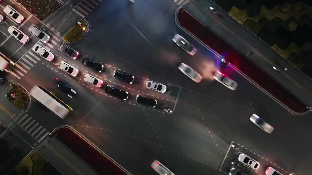繁忙十字路口的车流交通夜景延时视频下载